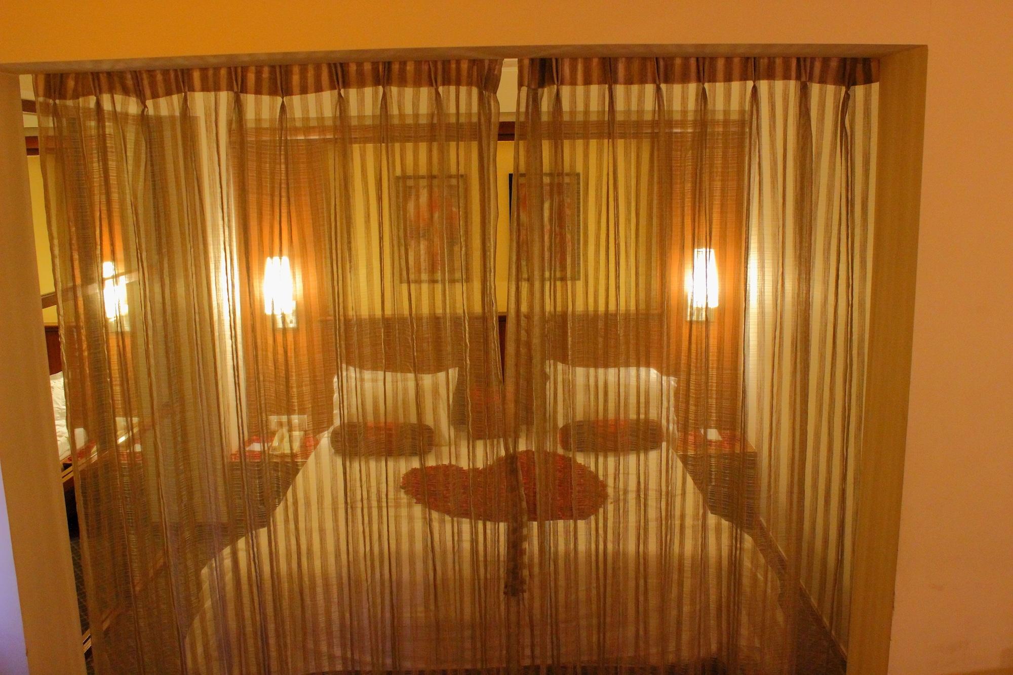 Hotel Skylon Ahmedabad Ngoại thất bức ảnh