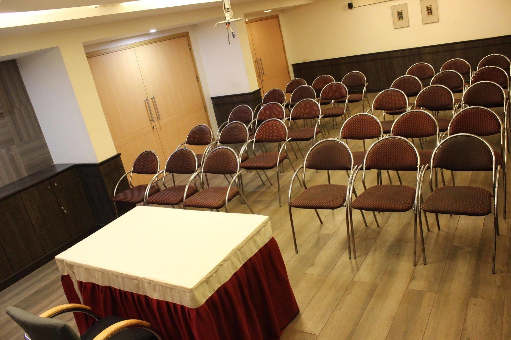 Hotel Skylon Ahmedabad Ngoại thất bức ảnh