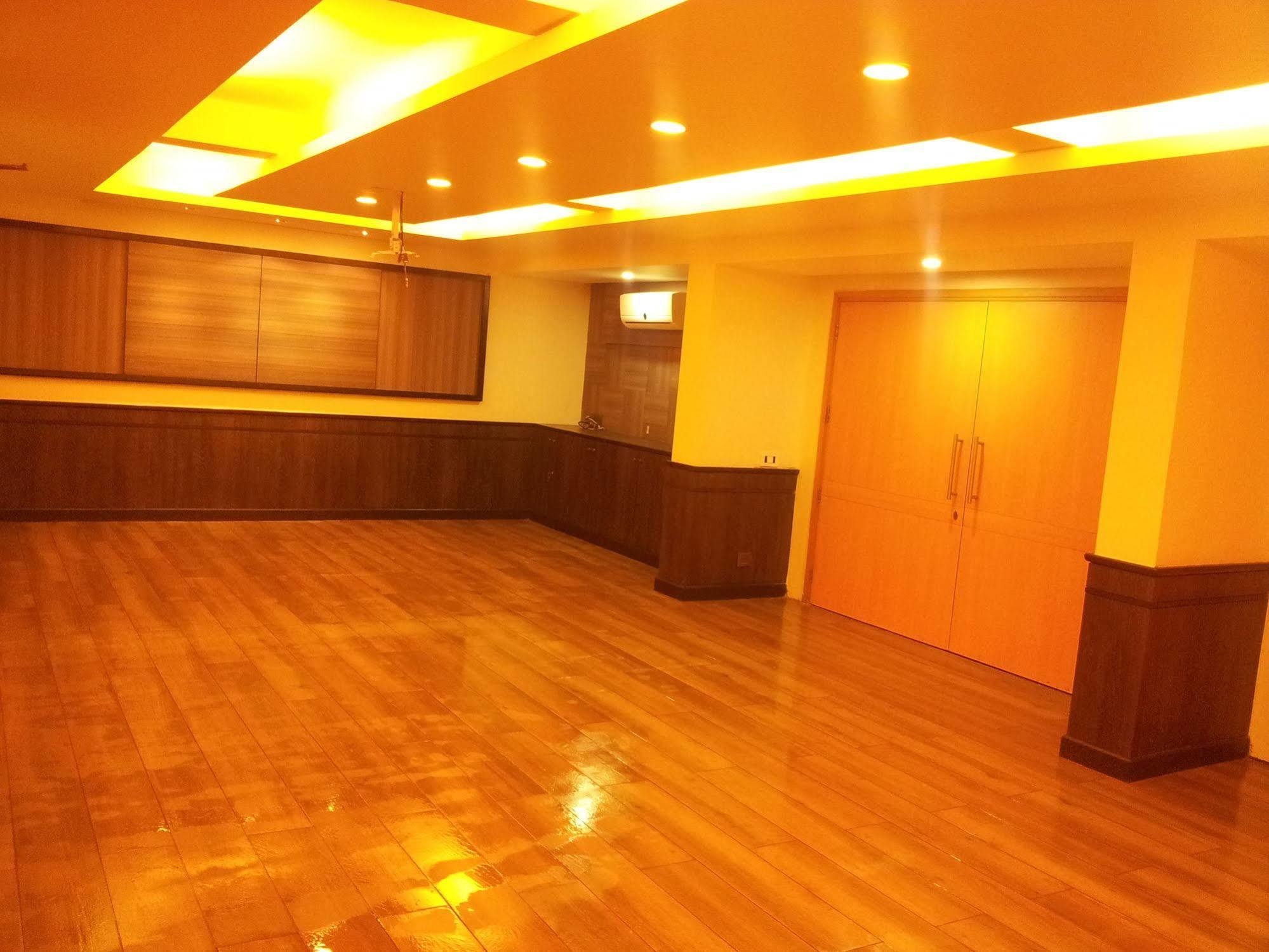 Hotel Skylon Ahmedabad Ngoại thất bức ảnh