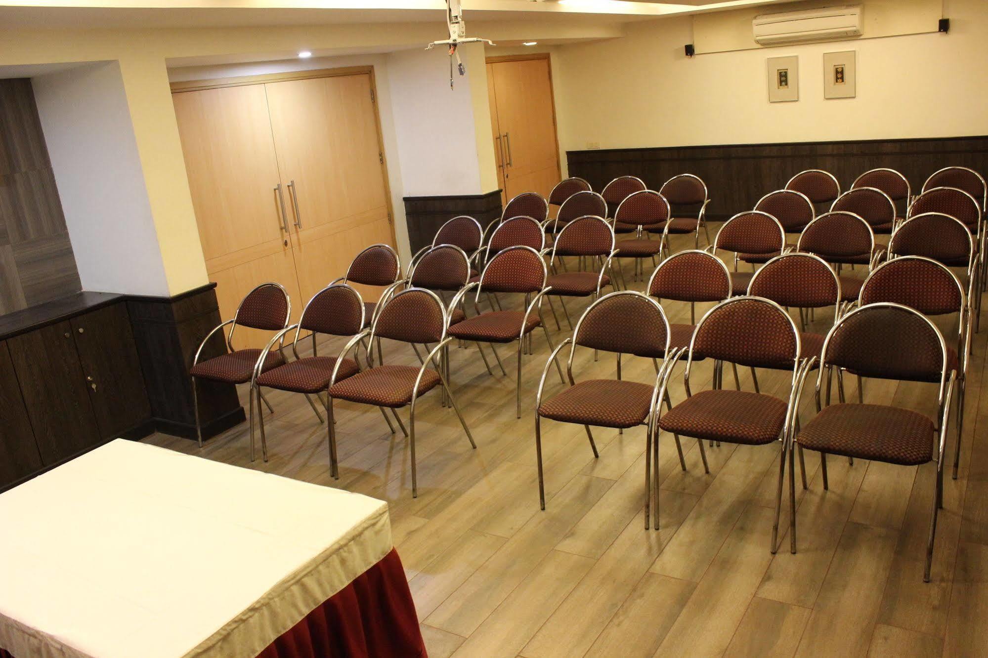Hotel Skylon Ahmedabad Ngoại thất bức ảnh